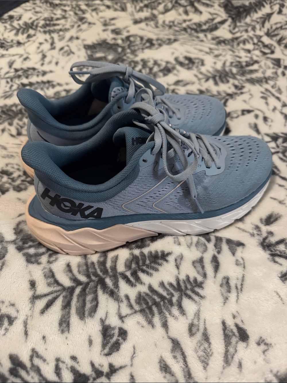 Hoka Arahi 5 Light Blue Running Shoes with Pale Pink Heel